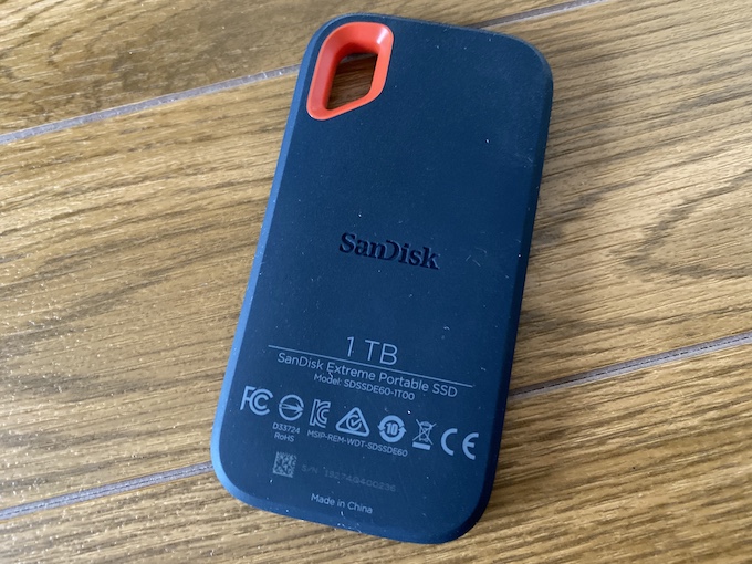 SanDisk ポータブルSSD（SDSSDE60）の外観と付属品